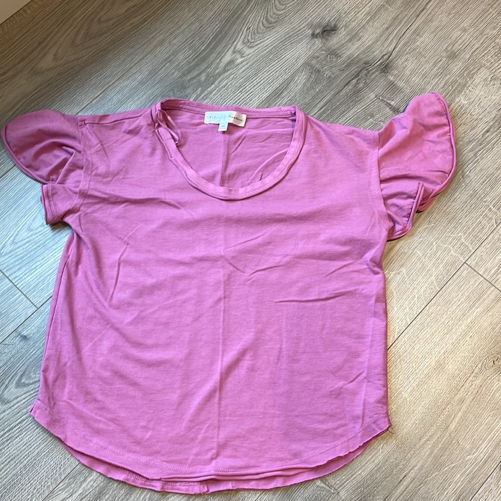 Lilac T-shirt with rounded ham, and Flutter Sleeves